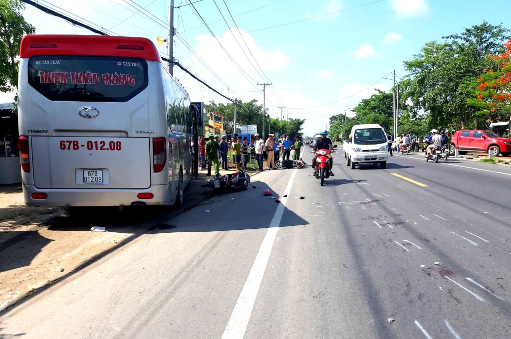 xe khach va cham voi 2 xe moto 2 phu nu duoc nguoi dan dua di cap cuu