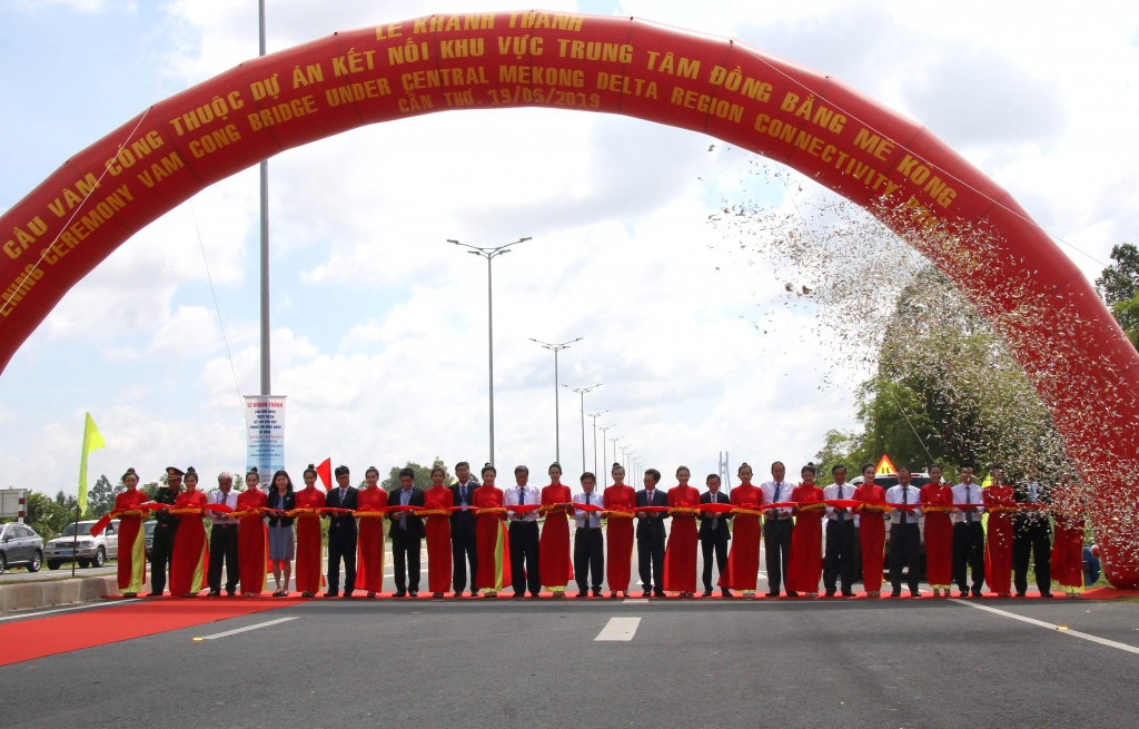 khanh thanh cau vam cong noi doi bo song hau nguoi dan phan khoi thoat canh luy do