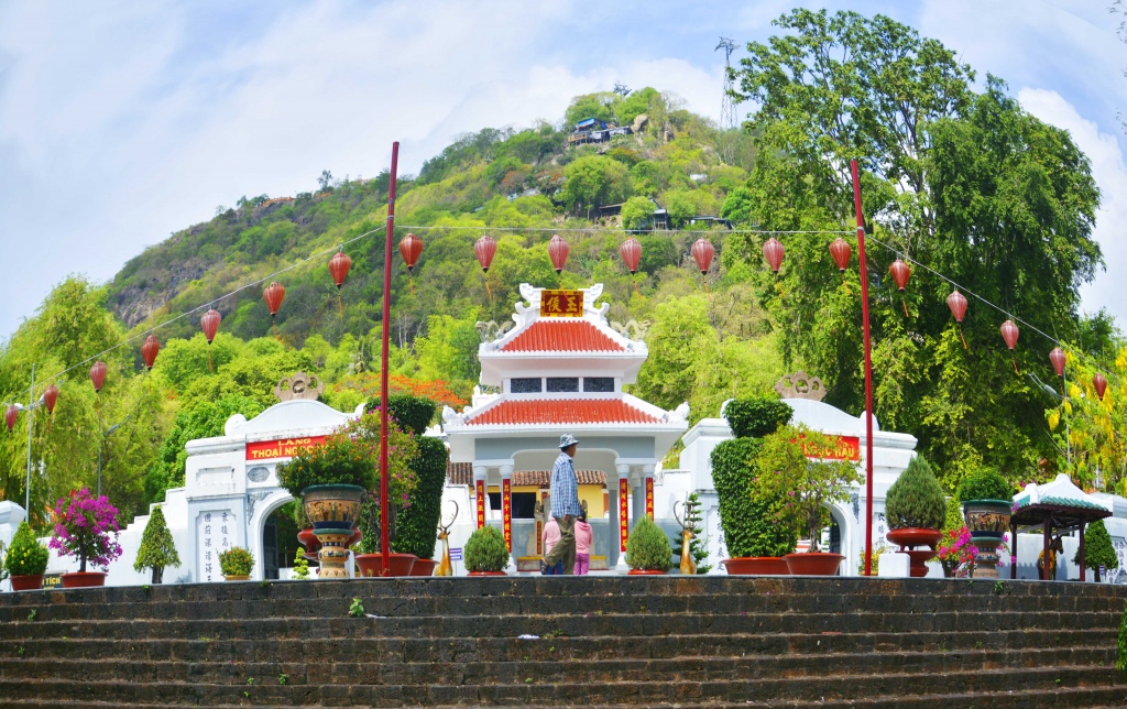 mieu ba chua xu mot diem den du lich tam linh o mien tay