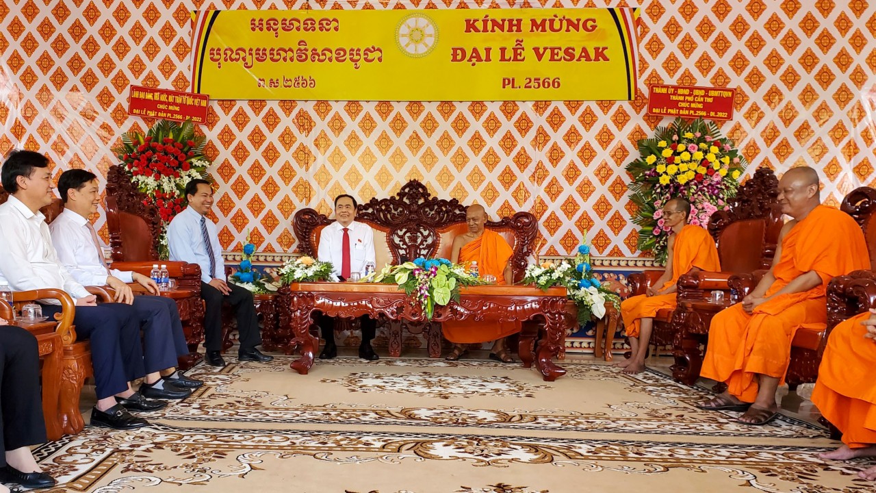 Phó Chủ tịch Thường trực Quốc hội chúc mừng lễ Phật đản tại T.P Cần Thơ và Sóc Trăng