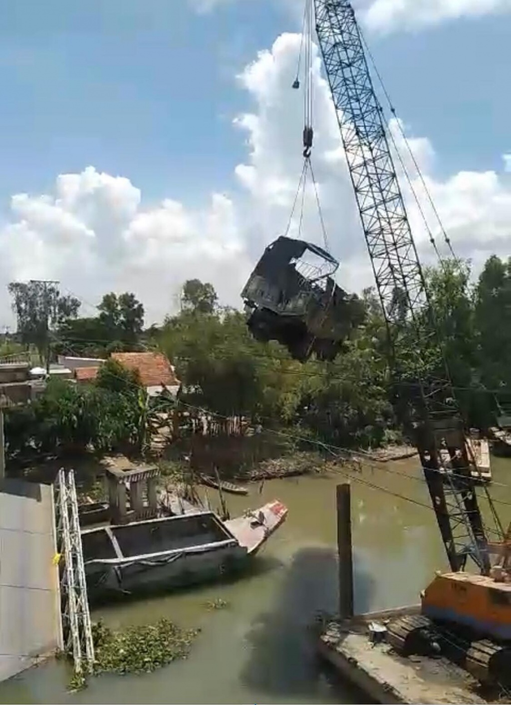 vu sap cau o dong thap can cau truc vot xe tai roi xuong song bat ngo gay