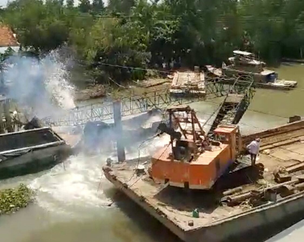 vu sap cau o dong thap can cau truc vot xe tai roi xuong song bat ngo gay