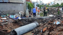 Trụ điện gãy đè chết công nhân đang thi công cống thoát nước