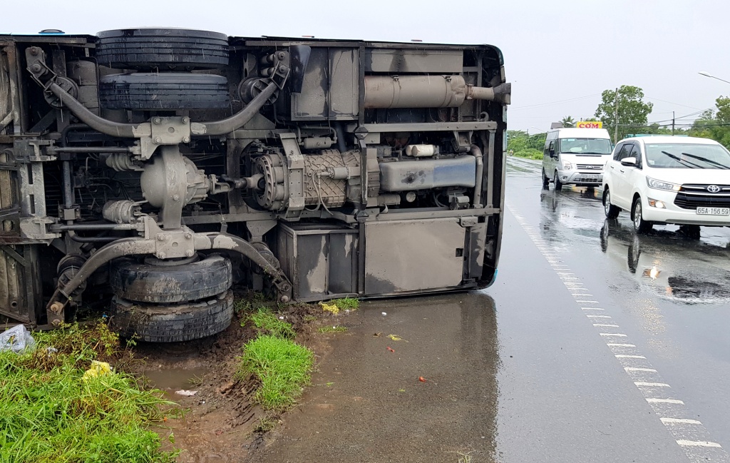 xe khach lat ven quoc lo 1 nhieu nguoi hoang hot dap kinh thoat than