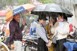 anh canh sat ha giang dung xe chuyen dung hu coi ho tong thi sinh ngu muon den diem thi