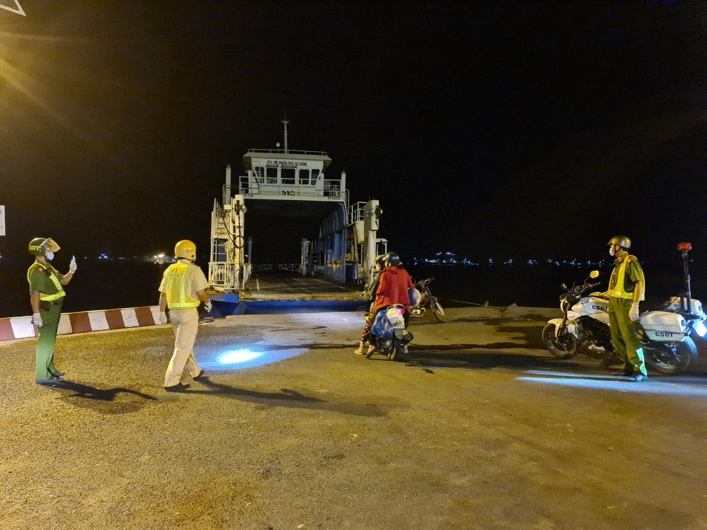 CSGT hỗ trợ 4 người phụ nữ, trẻ em lang thang về nhà an toàn