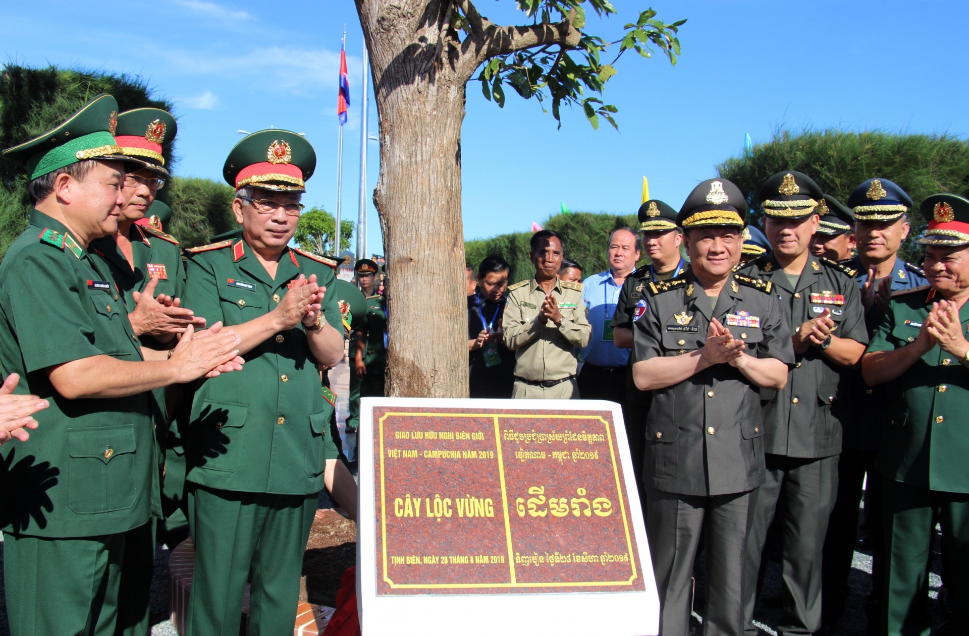 nhieu hoat dong giao luu that chat tinh huu nghi bien gioi viet nam campuchia