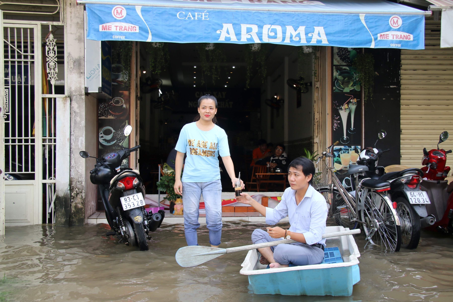 can tho pho hoa thanh song nguoi dan tap nap loi nuoc boi xuong