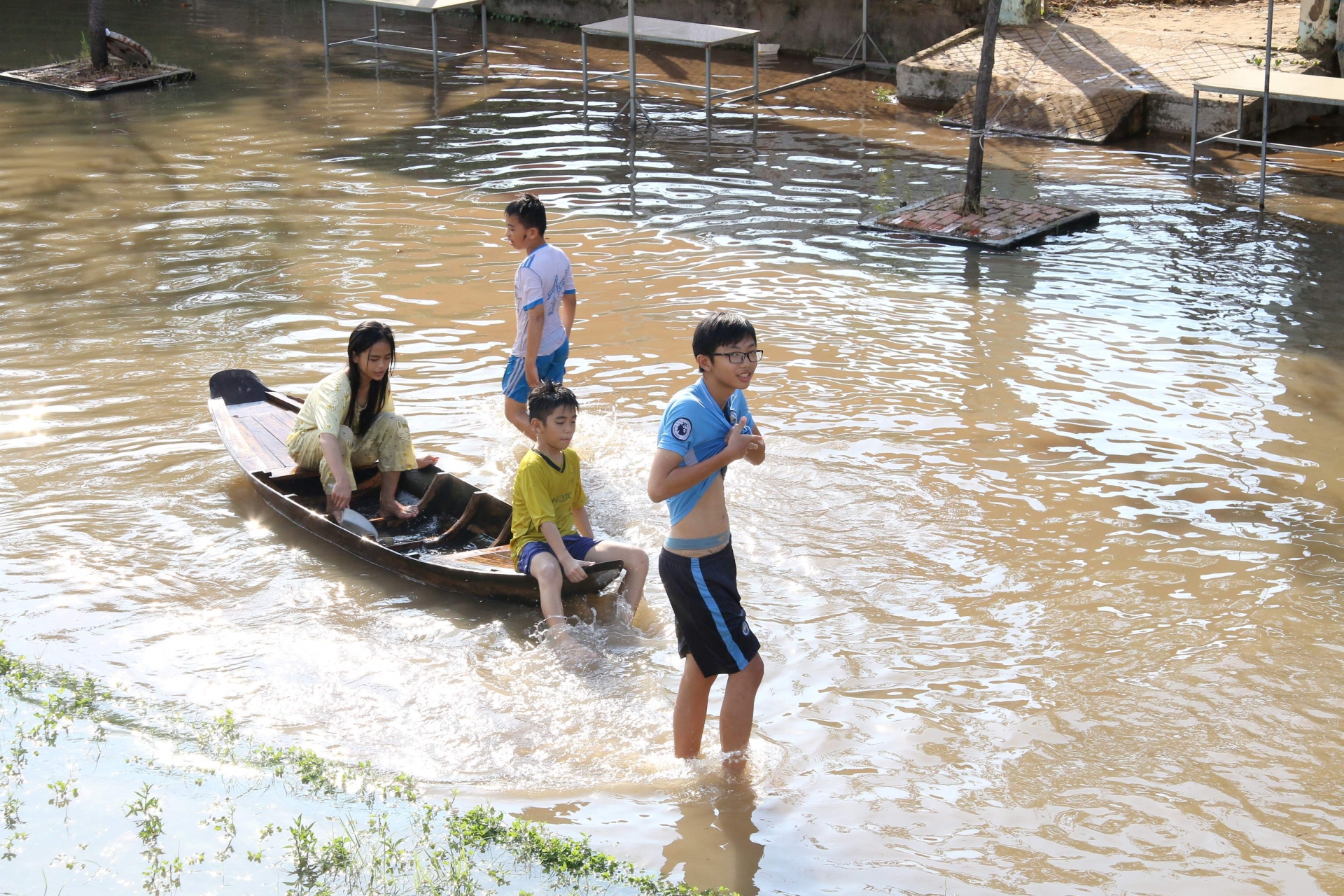 can tho pho hoa thanh song nguoi dan tap nap loi nuoc boi xuong