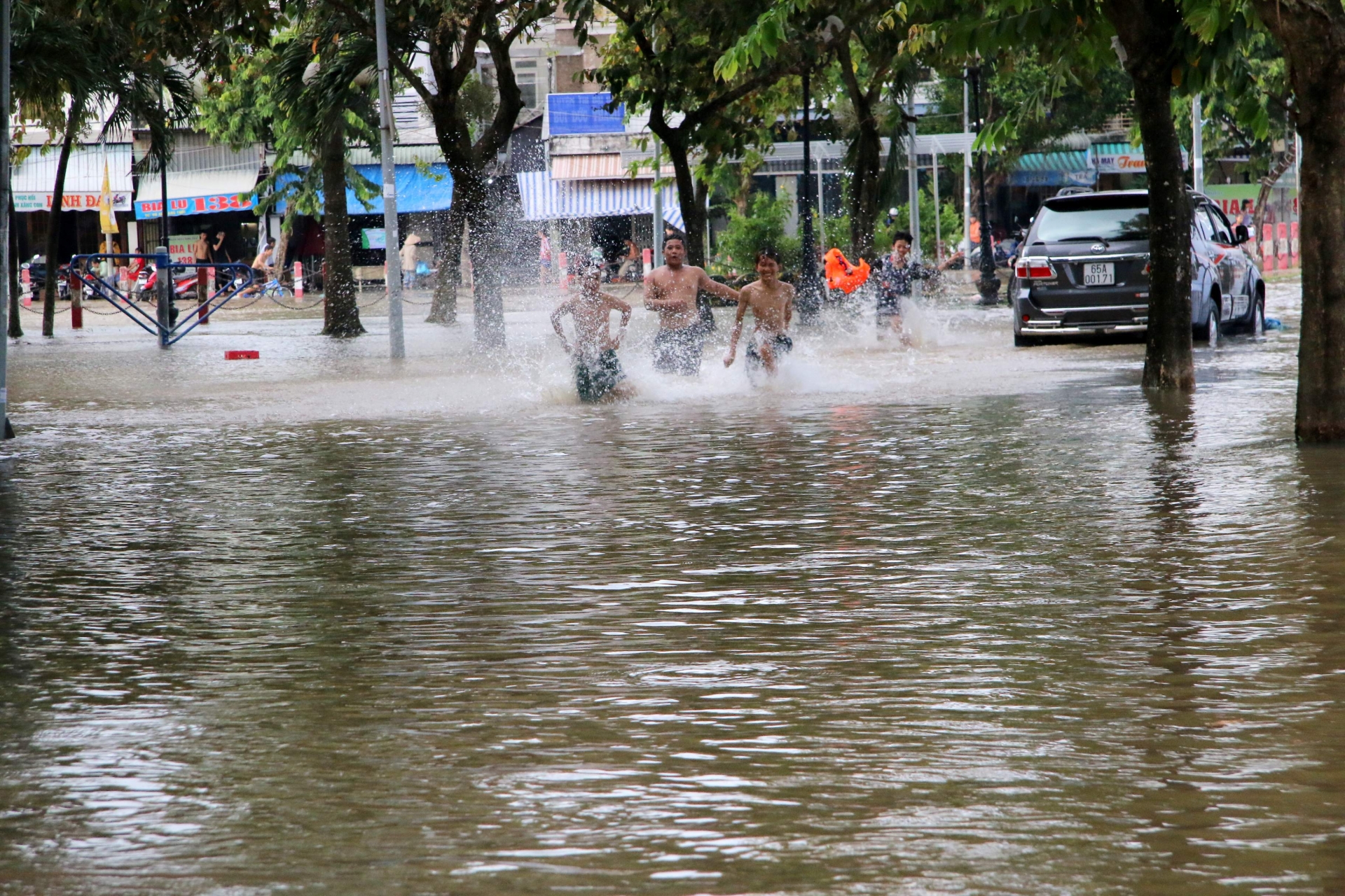 can tho pho hoa thanh song nguoi dan tap nap loi nuoc boi xuong