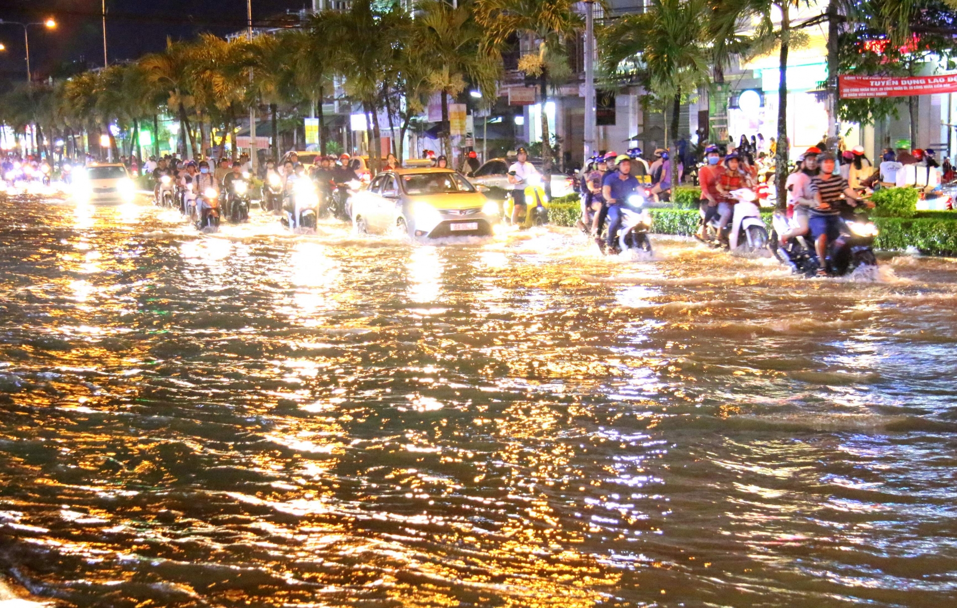 can tho pho hoa thanh song nguoi dan tap nap loi nuoc boi xuong