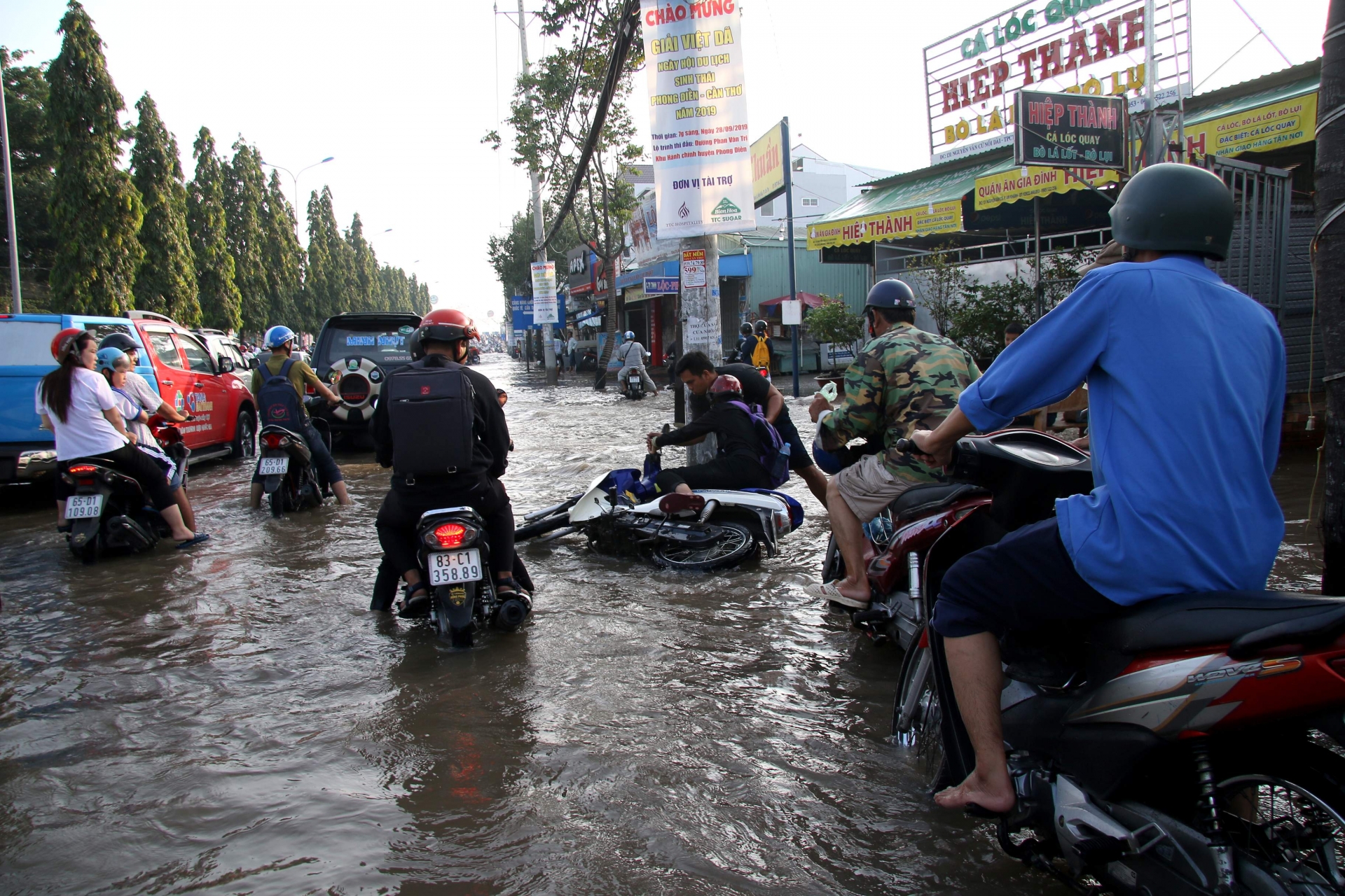 can tho pho hoa thanh song nguoi dan tap nap loi nuoc boi xuong