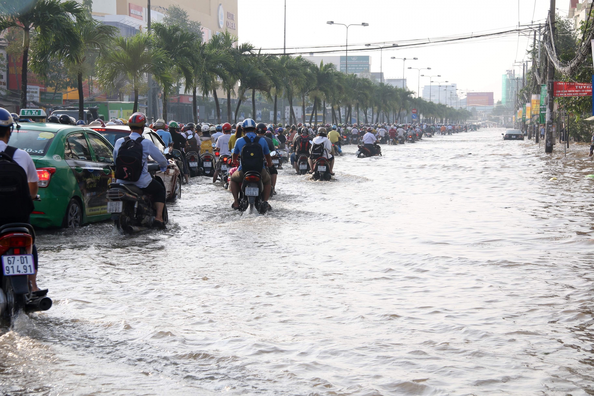 can tho pho hoa thanh song nguoi dan tap nap loi nuoc boi xuong