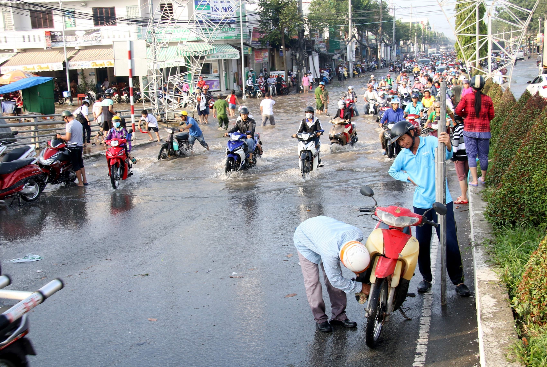 can tho pho hoa thanh song nguoi dan tap nap loi nuoc boi xuong