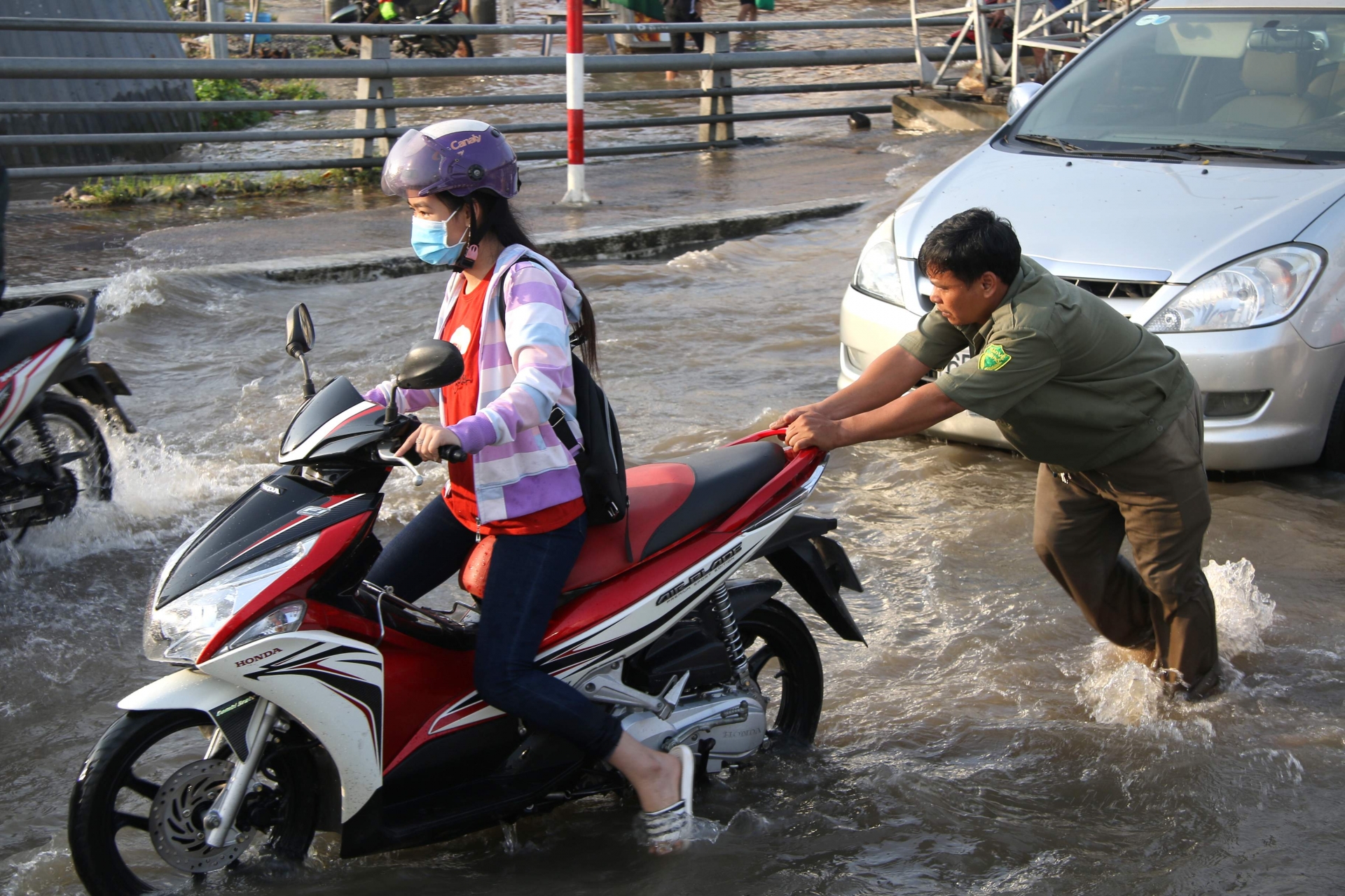 can tho pho hoa thanh song nguoi dan tap nap loi nuoc boi xuong