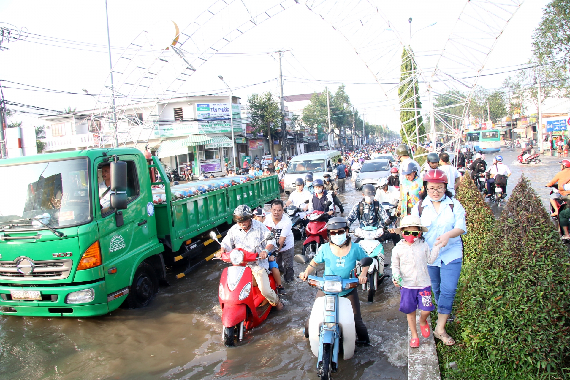 can tho pho hoa thanh song nguoi dan tap nap loi nuoc boi xuong