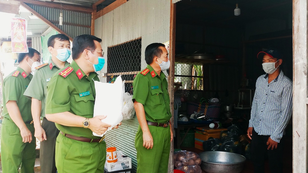 An Giang: Tổ chức gặp mặt, tặng quà cho người hoàn lương, tái hòa nhập cộng đồng
