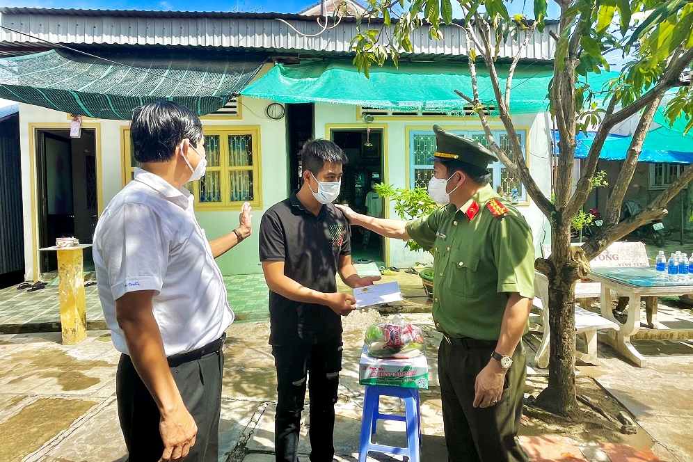 An Giang: Tổ chức gặp mặt, tặng quà cho người hoàn lương, tái hòa nhập cộng đồng
