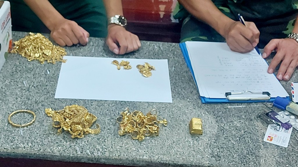 Bắt giữ tài xế vận chuyển trái phép ngoại tệ qua biên giới