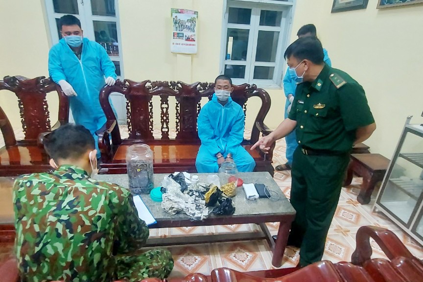 Bắt giữ tài xế vận chuyển trái phép ngoại tệ qua biên giới