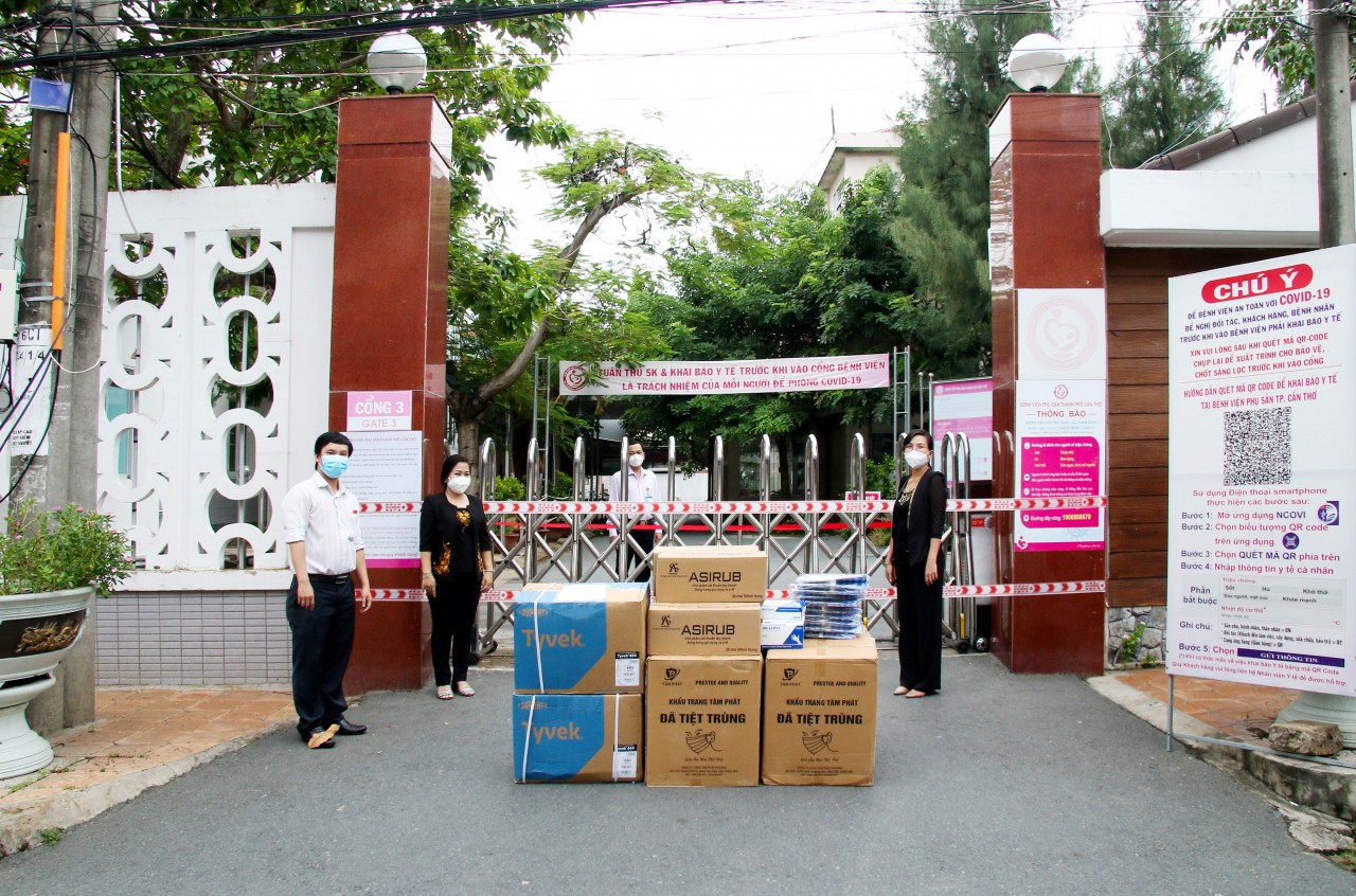 Liên hiệp Cần Thơ trao tặng vật tư y tế cho 4 đơn vị tuyến đầu phòng, chống dịch COVID-19