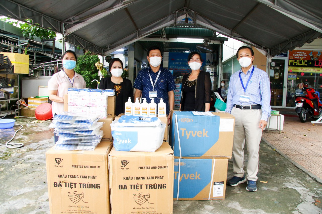 Liên hiệp Cần Thơ trao tặng vật tư y tế cho 4 đơn vị tuyến đầu phòng, chống dịch COVID-19