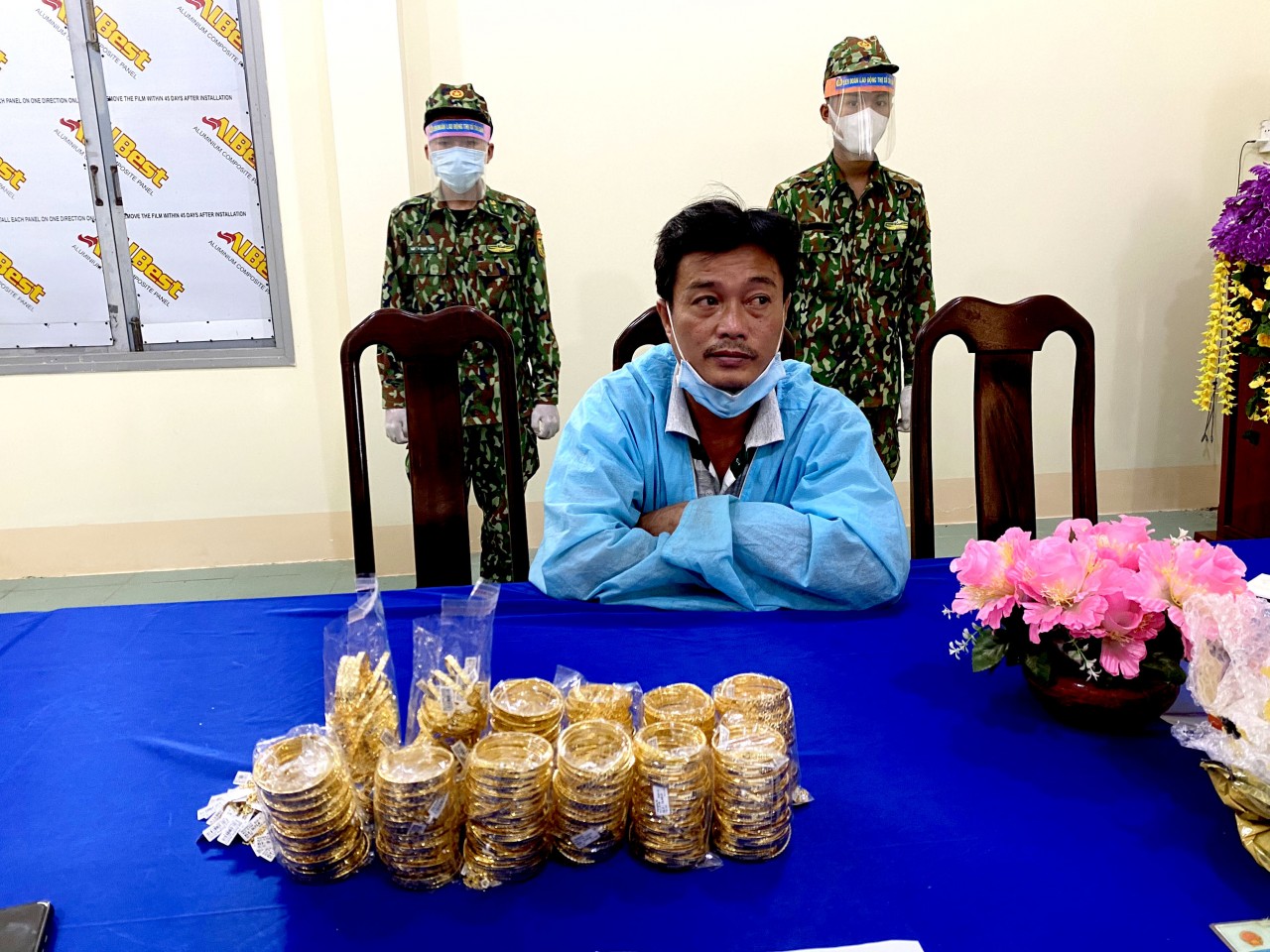Bắt đối tượng vận chuyển trái phép 2,2 kg kim loại nghi là vàng qua biên giới