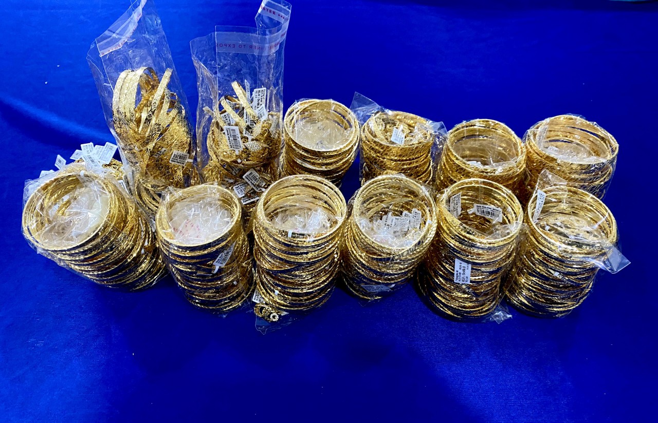 Bắt đối tượng vận chuyển trái phép 2,2 kg kim loại nghi là vàng qua biên giới