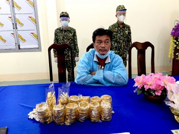 Bắt đối tượng vận chuyển trái phép 2,2 kg kim loại nghi là vàng qua biên giới