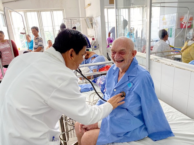 can tho cuu song du khach bi 90 tuoi bi nhoi mau co tim cap