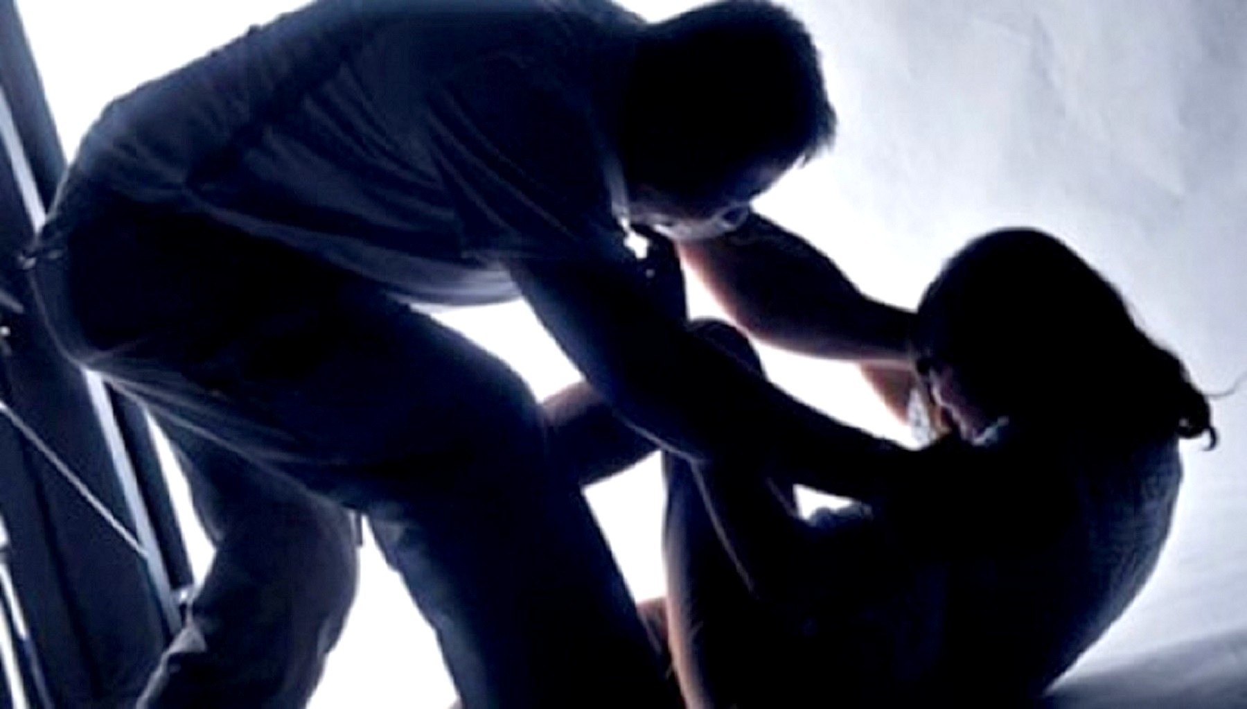 dan ban gai nhi quen mang di qua dem nam thanh nien bi khoi to