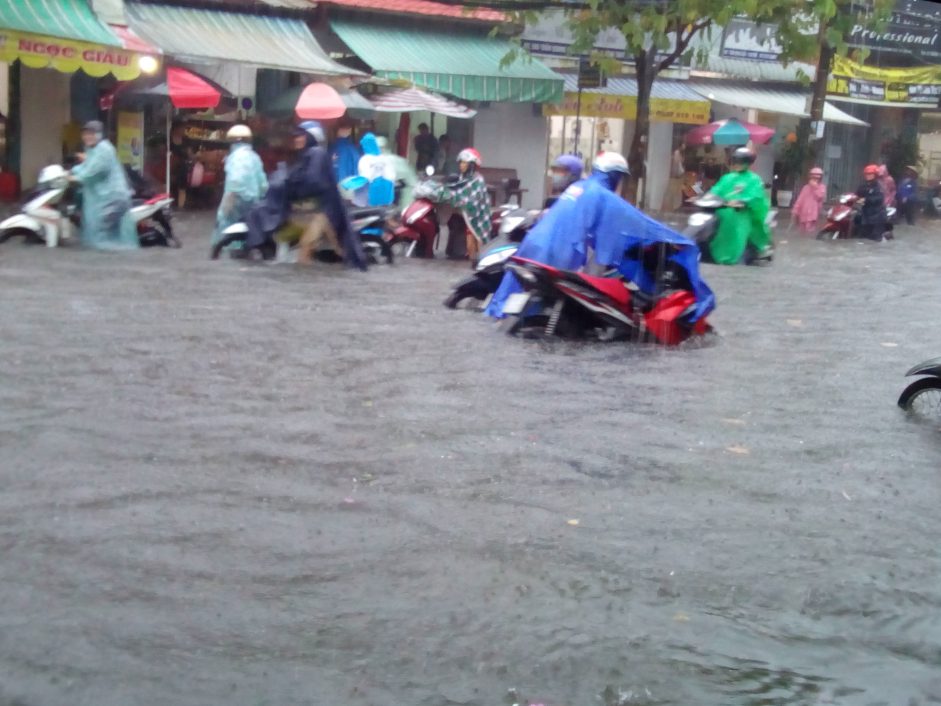 nguoi dan bi bom di chuyen trong noi o tpcan tho do ngap sau mua
