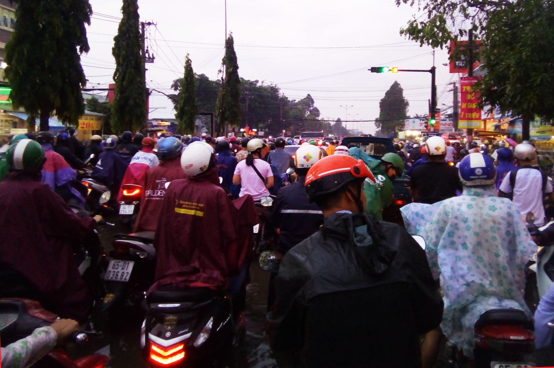 nguoi dan bi bom di chuyen trong noi o tpcan tho do ngap sau mua