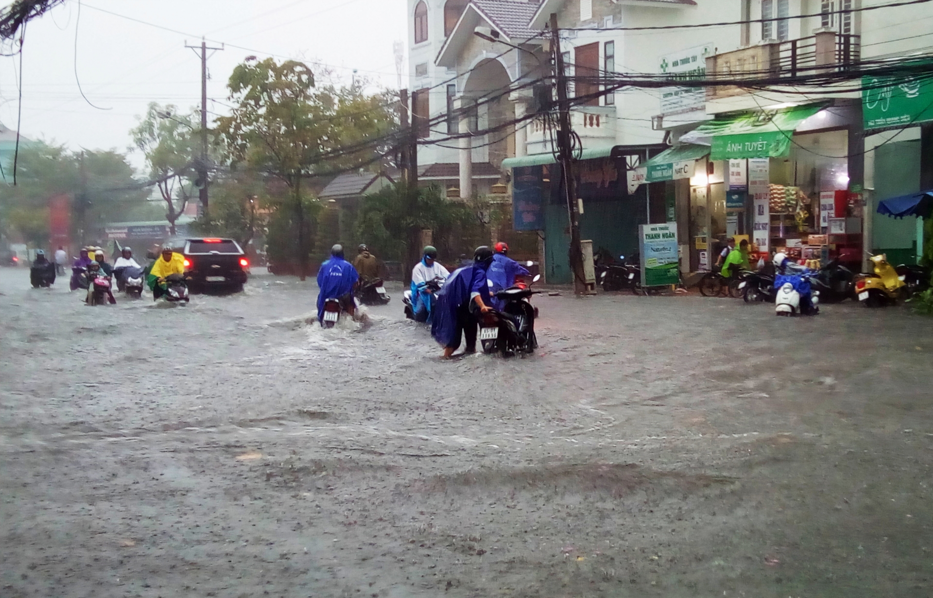 nguoi dan bi bom di chuyen trong noi o tpcan tho do ngap sau mua