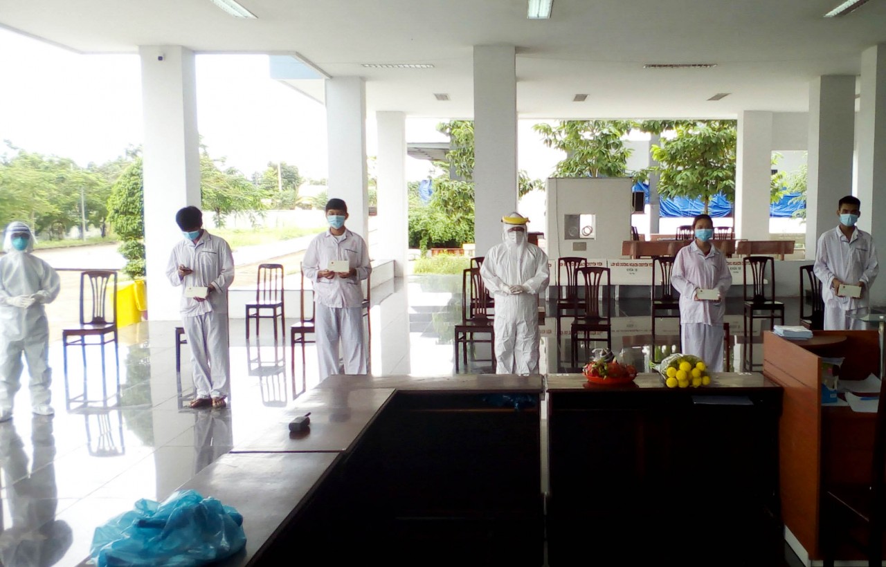 Thăm và tặng quà y bác sĩ, bệnh nhân là người dân tộc Khmer dịp Lễ Sene Dolta