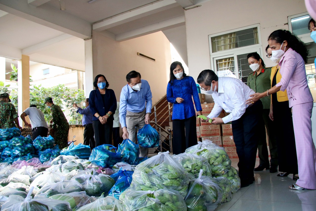 Cần Thơ trao 2.000 phần quà cho phụ nữ và trẻ em gặp khó khăn do dịch Covid-19