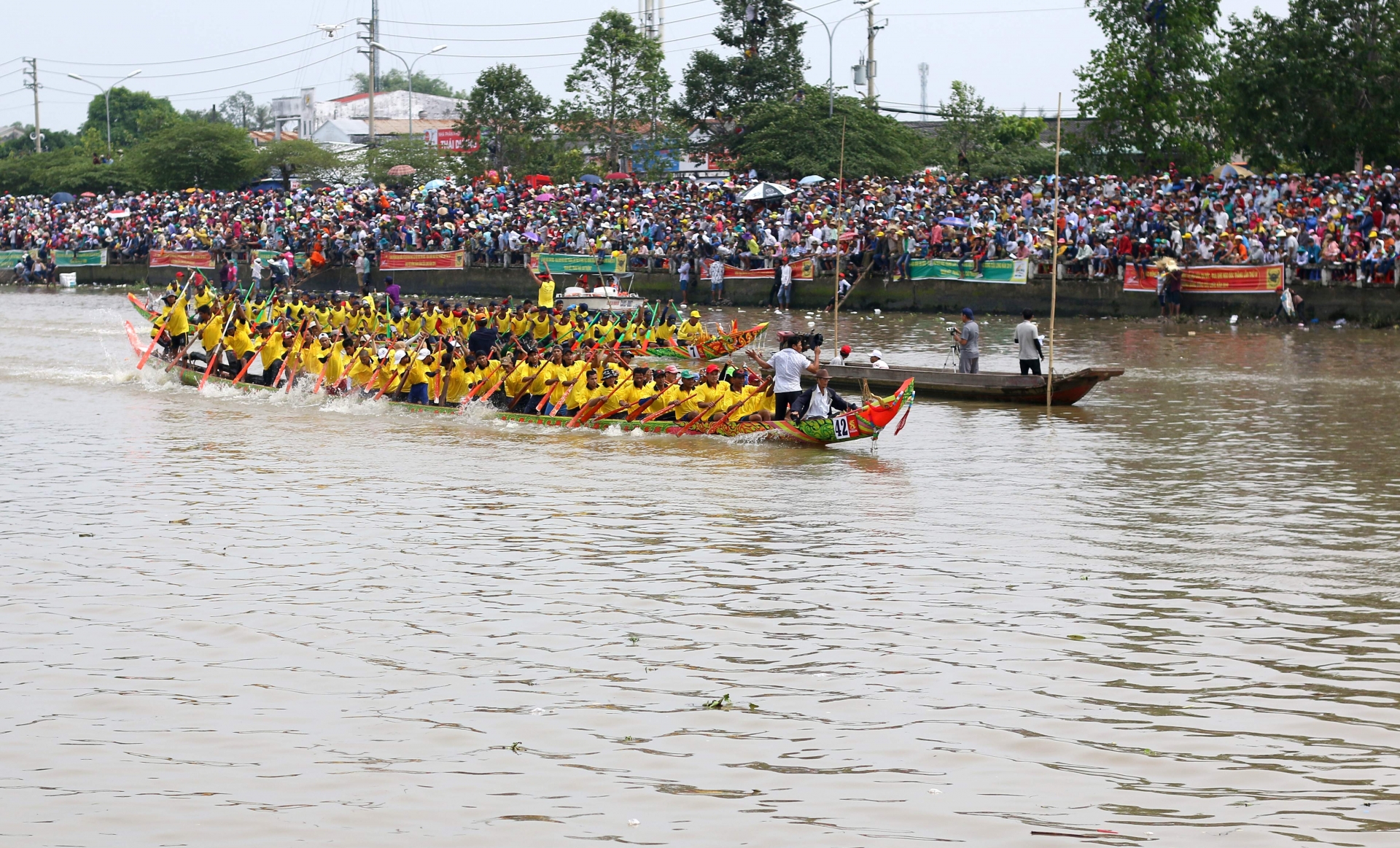 lao nguoi xuong song co vu ghe ngo tranh tai o mien tay