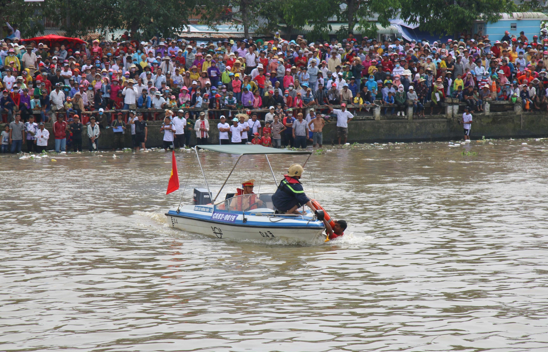 lao nguoi xuong song co vu ghe ngo tranh tai o mien tay