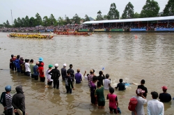 Lao người xuống sông cổ vũ ghe Ngo tranh tài ở miền Tây
