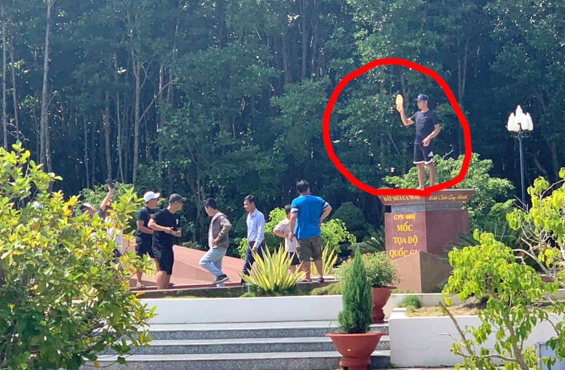 giup khach chup hinh phan cam o moc toa do quoc gia huong dan vien viettravel bi ky luat