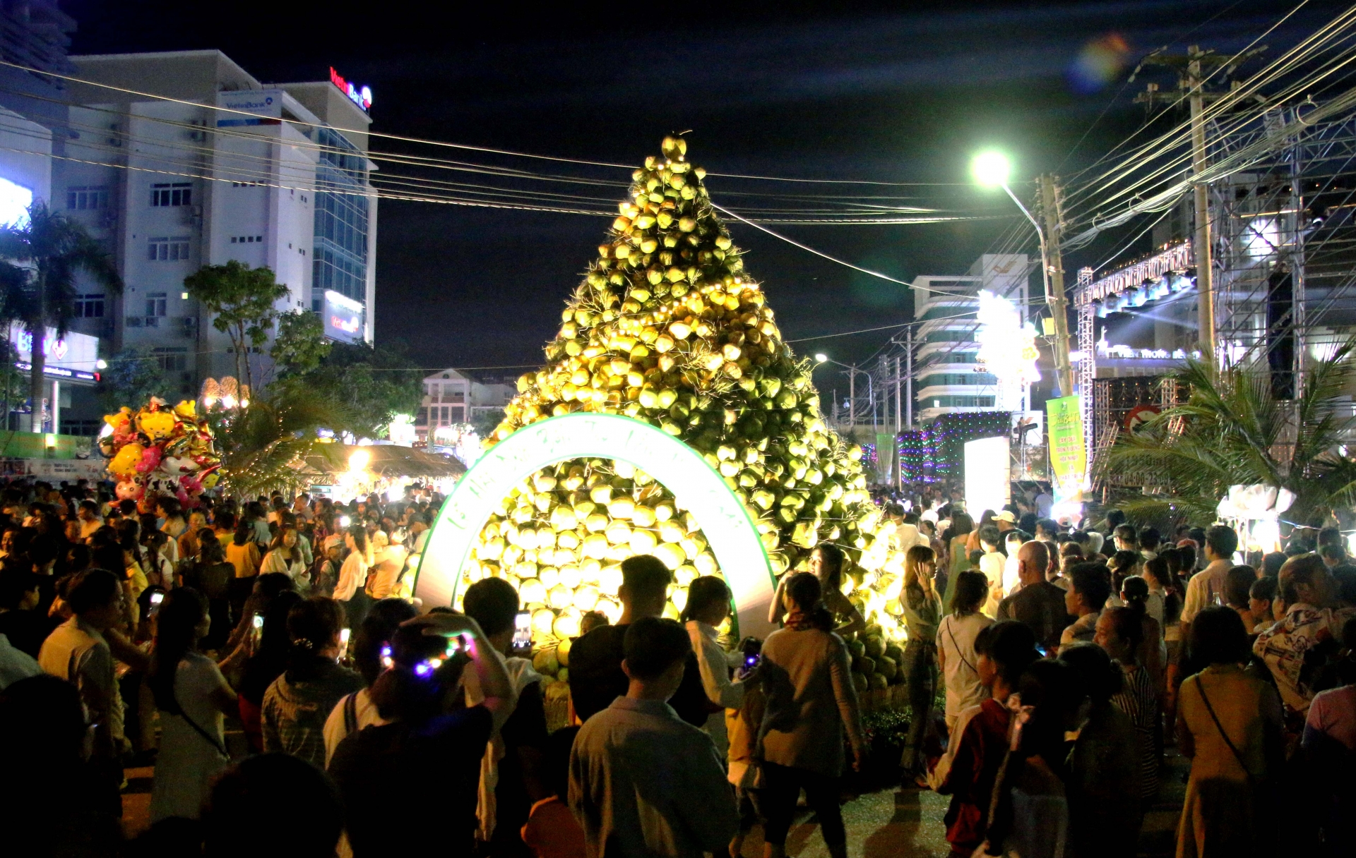hang chuc ngan du khach do xo ve le hoi dua ben tre nam 2019