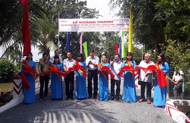 khanh thanh cau nong thon do hdbank tai tro cho nguoi dan o dong thap