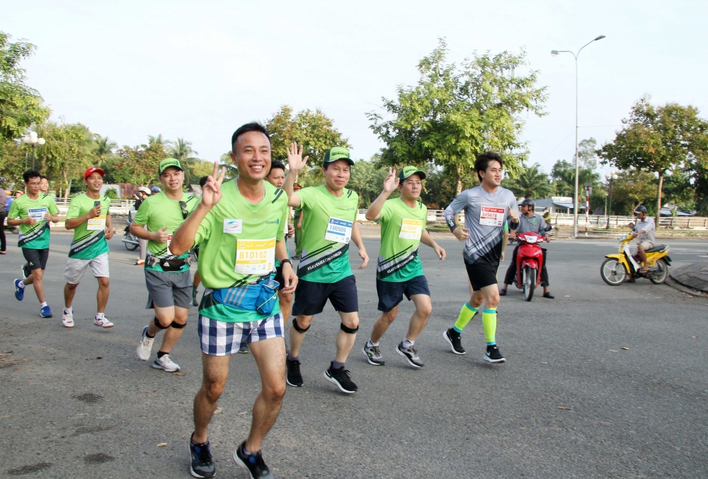 Hậu Giang: Bí thư Tỉnh ủy cùng 7200 vận động viên chạy Marathon chống biến đổi khí hậu Hậu Giang: Bí thư Tỉnh ủy cùng 7200 vận động viên chạy Marathon chống biến đổi khí hậu