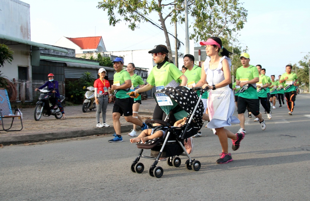 Hậu Giang: Bí thư Tỉnh ủy cùng 7200 vận động viên chạy Marathon chống biến đổi khí hậu Hậu Giang: Bí thư Tỉnh ủy cùng 7200 vận động viên chạy Marathon chống biến đổi khí hậu