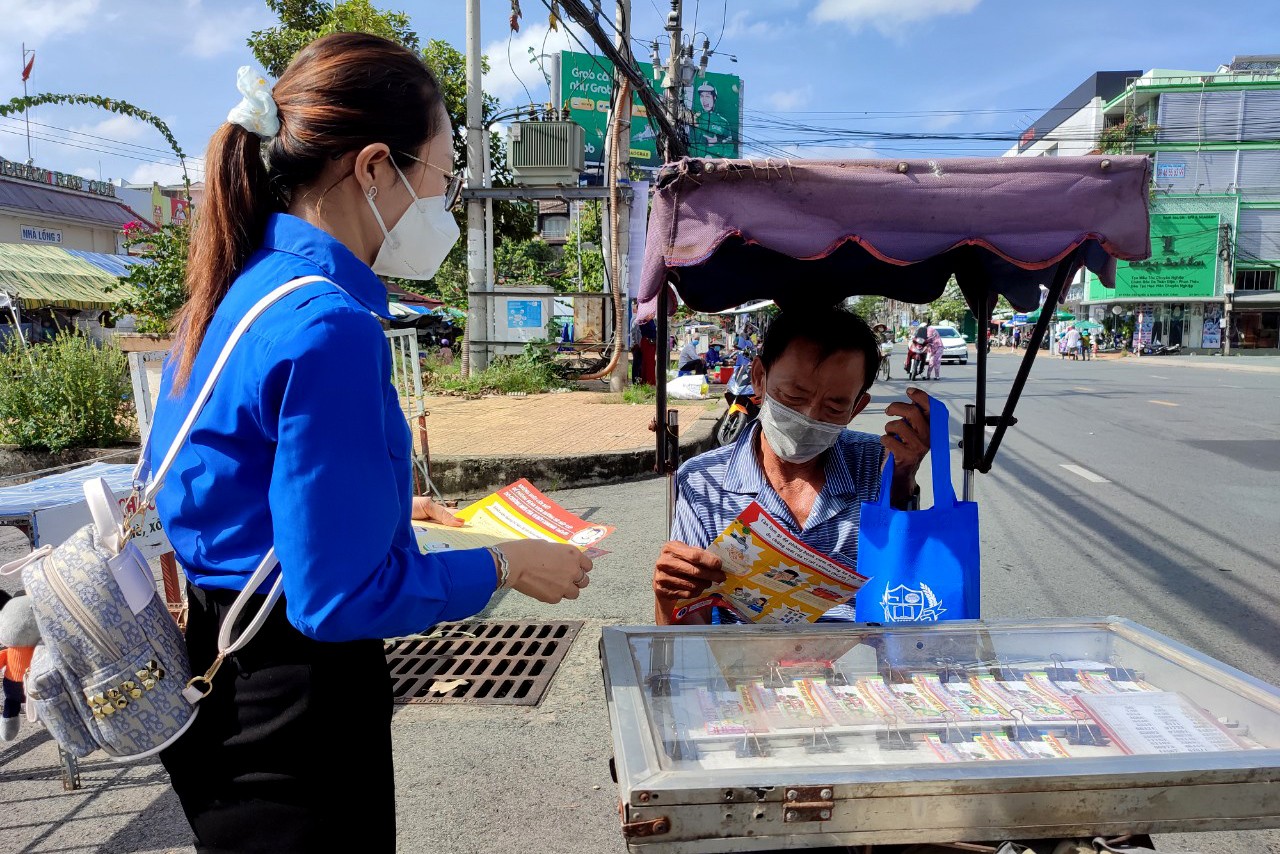 Tuổi trẻ Cần Thơ trao 300 phần quà ý nghĩa cho người nghèo phòng, chống dịch Covid-19