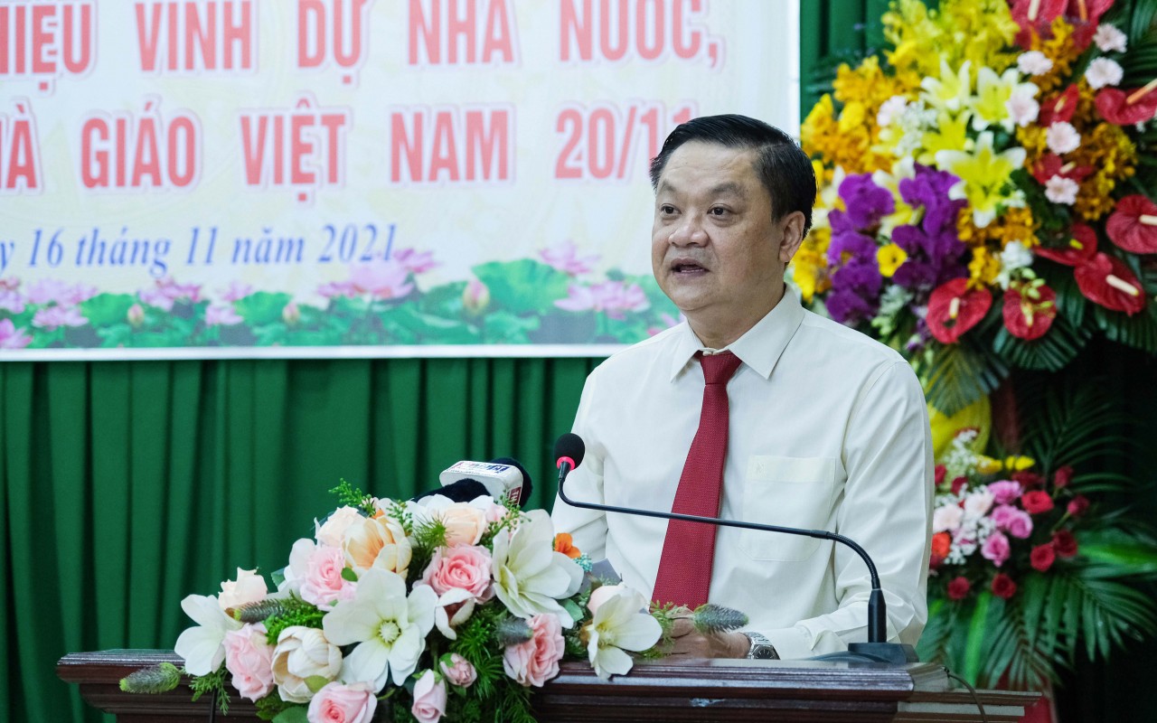 Vinh danh nhà giáo và cá nhân có nhiều đóng góp cho giáo dục thành phố
