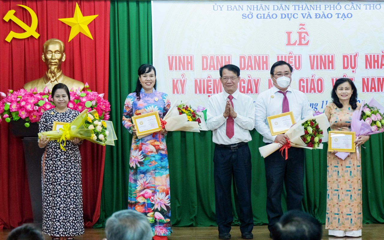 Vinh danh nhà giáo và cá nhân có nhiều đóng góp cho giáo dục thành phố