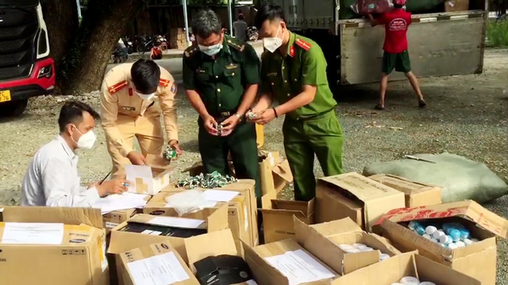 Bắt xe tải chở số lượng lớn hàng nghi nhập lậu