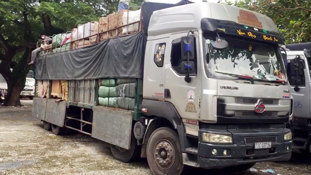 Bắt xe tải chở số lượng lớn hàng nghi nhập lậu