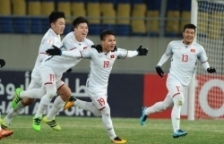 olympic 2020 van dong vien ngu tren giuong lam tu bia carton